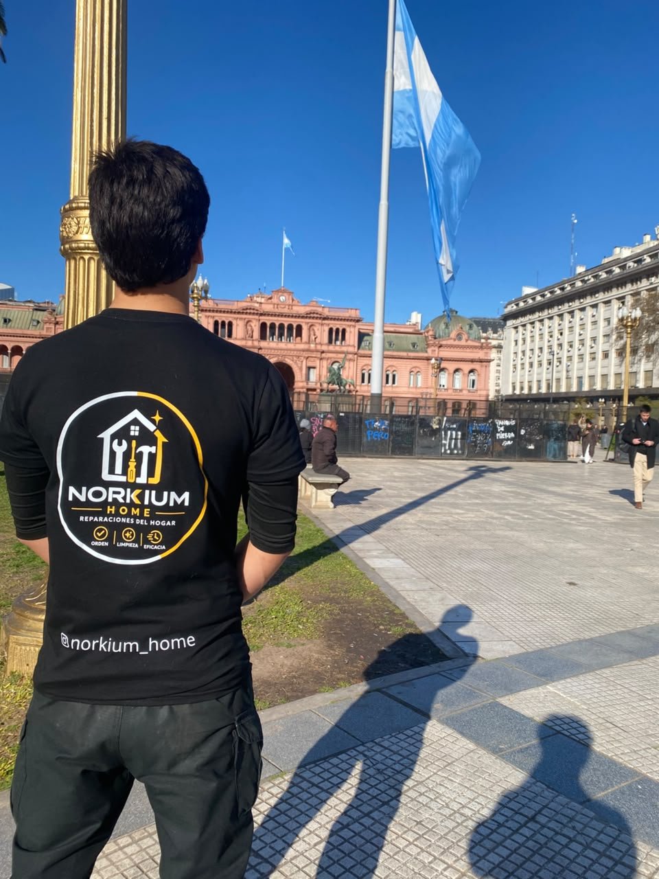 Equipo de Norkium Home en Plaza de Mayo
